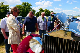 Der Special, der aus der Gegend von Coventry angereist ist, wird von den Besuchern umringt in der Erwartung, dass Besitzer Stephen den gigantischen Motor starten möge Der Special, der aus der Gegend von Coventry angereist ist, wird von den Besuchern umringt in der Erwartung, dass Besitzer Stephen den gigantischen Motor starten möge