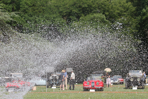Der Springbrunnen versprüht sein fröhliches Lied - Concours d'Elégance Suisse Coppet 2017