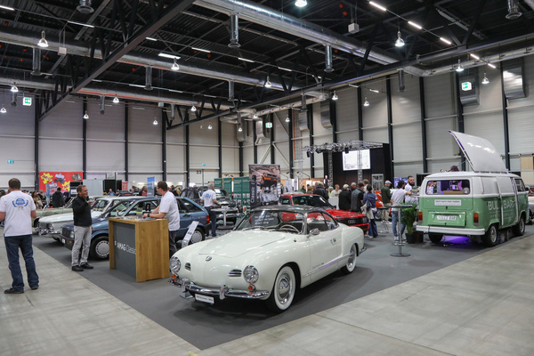 Bild: Der Stand der AMAG Classic mit einem in der Schweiz montierten VW Karmann-Ghia Coupé - Swiss Classic World Luzern 2024