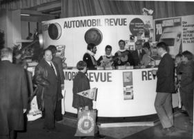 Der Stand der Automobil Revue wird rege besucht, gut verkauft werden die AR-Jahresausgabe, aber auch ein Rennsportkalender - Genfer Autosalon 1970