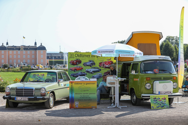 Der Stand der Lebenshilfe Giessen mit direkten Blick auf das Schloss - 20. ASC Classic-Gala Schwetzingen 2024