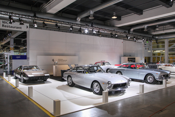 Der Stand der Niki Hasler AG mit schöner Ferrari-Auswahl - Auto Zürich 2021