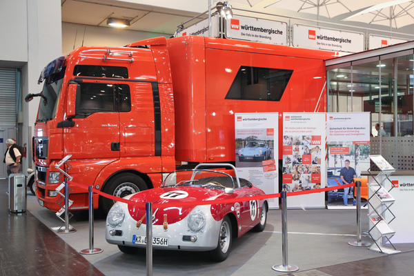 Der Stand der Württembergischen Versicherung - mit Truck und Porsche 356 Speedster (Techno Classica 2017)