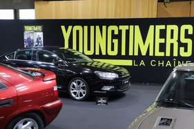 Der Stand der Zeitschrift "Youngtimers" widmet sich 2025 der Marke Citroën und zeigt u. a. C5, SM und Xantia – Rétromobile Paris 2025