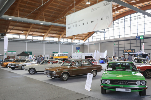 Der Stand des "Audi Club International" mit zwei Audi 100 Coupé und einer Limousine - Klassikwelt Bodensee 2024
