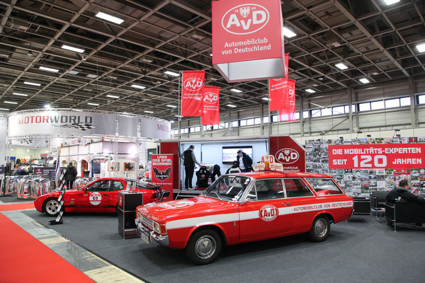 Der Stand des AvD mit einem Ford 20M Rennservice-Kombi - Motorworld Classics Berlin 2019