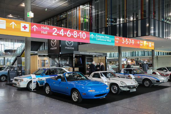 Der Stand des "Mazda Classic Automobul-Museum Frey" mit einem frühen blauen Mazda MX-5 - 24. Retro Classics Stuttgart 2025