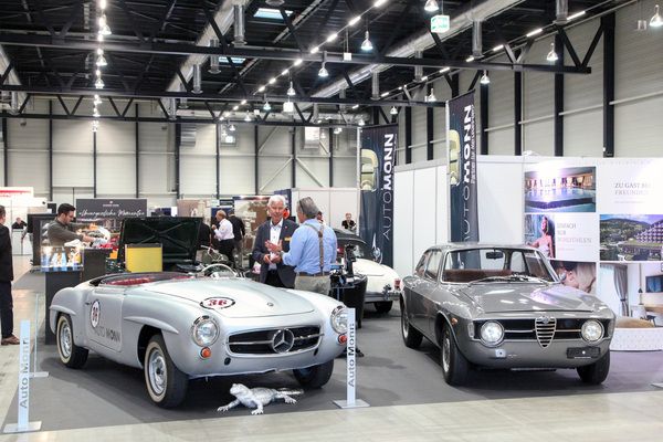 Der Stand von Auto Monn mit Mercedes-Benz 190 SL und Alfa Romeo Giulia Sprint GT - Swiss Classic World Luzern 2021