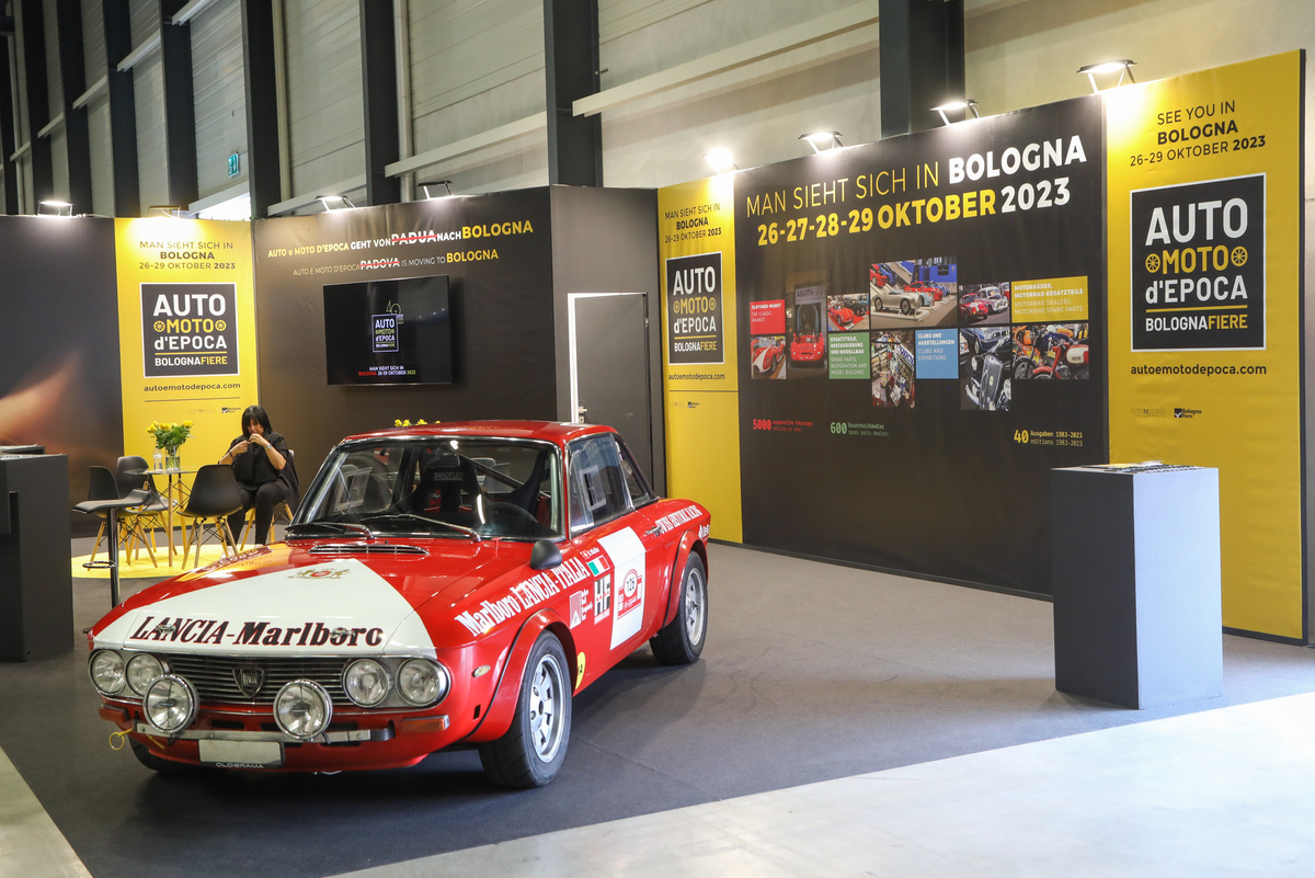 Der Stand von Auto e Moto d'Epoca Bolognia mit einer Rallye-Fulvia und viel Vorfreude auf die Messe am neuen Ort im Oktober 2023 - Swiss Classic World Luzern 2023