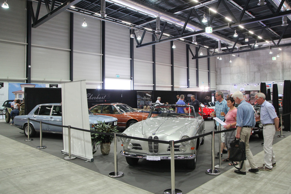 Der Stand von Eberhard Classic mit einem BMW 503 Cabriolet im Vordergrund - Swiss Classic World Luzern 2018