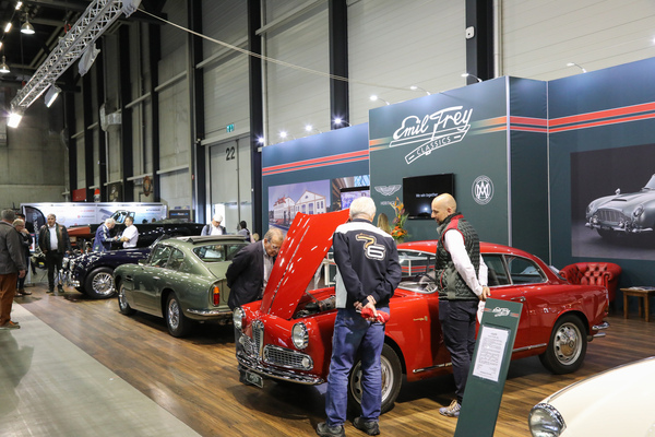 Der Stand von Emil Frey Classics mit einem stets umlagerten Alfa Romeo - Swiss Classic World Luzern 2024