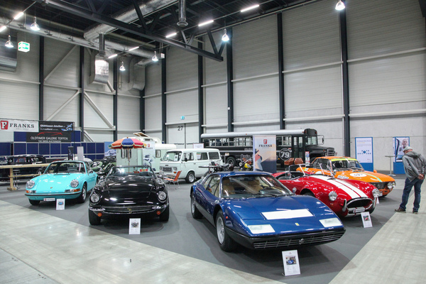 Der Stand von Franks Originale mit einem wunderschönen Ferrari 365 GT/4 BB - Swiss Classic World Luzern 2021