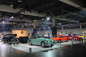 Der Stand von Goodtimer mit einem frühen Aston Martin DB2 im Zentrum - Auto Zürich 2019 Der Stand von Goodtimer mit einem frühen Aston Martin DB2 im Zentrum - Auto Zürich 2019