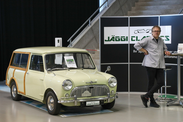 Der Stand von Jäggi Classics mit einem schönen Morris Mini Traveller - 5. Old Wheels Biel/Bienne 2024