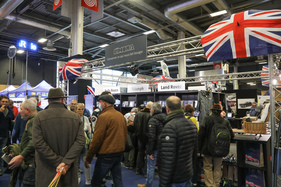 Der Stand von Limora war immer dicht umlagert – Rétromobile Paris 2025