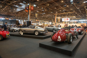 Der Stand von Lukas Hüni, mit vielen Ferrari, einigen Maserati, Bugatti und einem Alfa Romeo - Rétromobile Paris 2018
