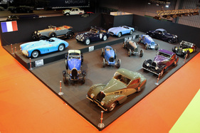 Der Stand von Lukas Hüni war den Legenden des französischen Automobilbaus, darunter sieben Bugatti,  gewidmet