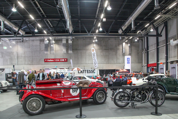 Der Stand von Lutziger Classic Cars mit einem Alfa Romeo 6C 1750 GS Zagato und einer Vincent Black Shadow - Swiss Classic World Luzern 2021