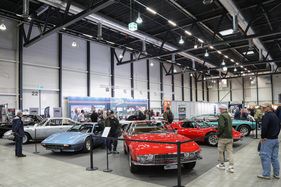 Der Stand von Lutziger Classic Cars mit zwei Monteverdi und anderen Klassikern - Swiss Classic World Luzern 2024
