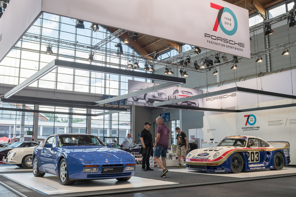 Bild Der Stand von Porsche beeindruckte durch spannende Exponate wie zum Beispiel dem Porsche 944 Turbo Cabriolet und dem Le Mans Fahrzeug 961 aus dem Jahre 1987 - Motorworld Classics Bodensee 2018