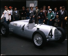 Der Star des Oldtimer Grand Prix 1980, von jungen Leuten umlagert, die Kameras im Anschlag