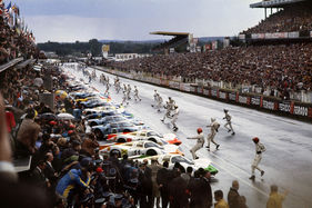Der Start der 24 Stunden von Le Mans 1968 - ganz unten rechts sieht man Jo Siffert zu seinem Porsche 908 rennen (Nummer 31), gleich daneben der Porsche 908 von Jochen Neerpasch und Rolf Stommelen, und an dritter Stelle der 908 von Gerhard Mitter und Vic Elford