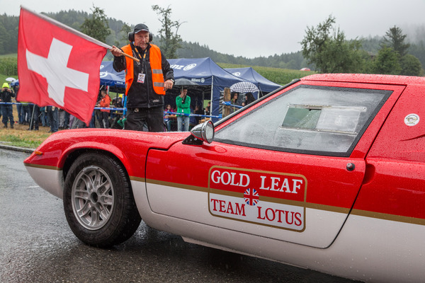 Der Start wird freigegeben und rund 250 historische Renn- und Sportwagen, sowie Motorräder und Gespanne erklimmen die nasse und extrem rutschige Strecke mit einer Länge von rund einem Kilometer, bespickt mit drei Haarnadelkurven.