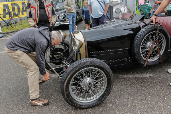 Bild Der Startvorgang am Bugatti 37 – Tübingen-Classic 2023