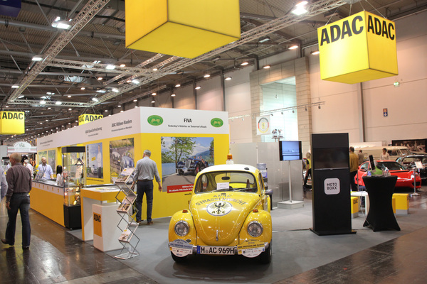 Der Strassenwacht-Käfer darf auf dem ADAC-Stand natürlich nicht fehlen - Techno Classica 2015