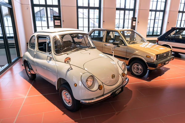 Der Subaru 360 neben dem 700 von 1983 - Sonderschau "40 Jahre Subaru in der Schweiz"