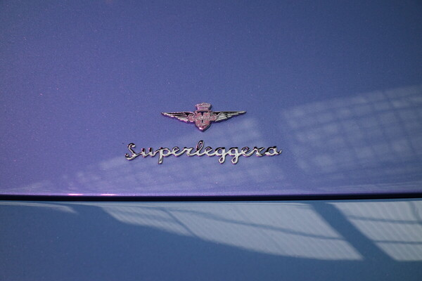 Der Superleggera-Schriftzug auf dem Touring Superleggera Sciàdipersia von 2019 - Sonderschau Supercars 2 in der Autoworld Brüssel 2022/2023