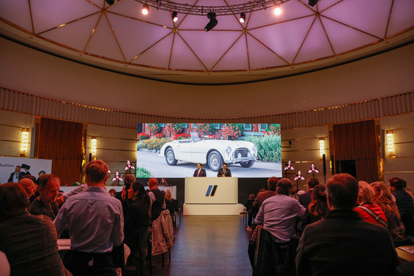 Bild: Der Swallow Doretti wird versteigert im Ballroom - Broad Arrow "The Zurich Auction" 2025
