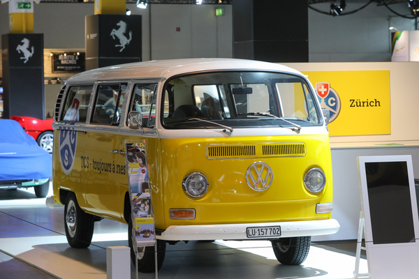 Der TCS wirbt mit einem VW Bus T2 - Auto Zürich 2022