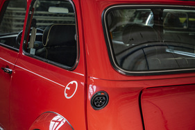 Bild Der Tankdenkel wich einem Ladestecker-Anschluss.