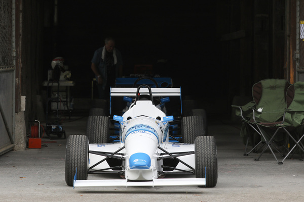 Der Tatuus Formel Renault aus dem Jahr 1996 wartet auf seinen Einsatz - Oldtimer GP Brugger Schachen 2024