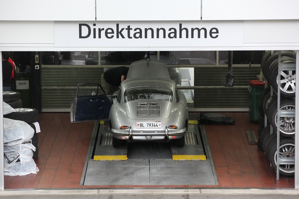 Der Techniker schaut sich einen Porsche 356 an - 4. Porsche Classic Day Schinznach Bad 2016