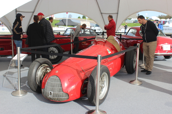 Der Tipo 159 Alfetta zieht das Interesse der Besucher auf sich – Passione Alfa Romeo Hinwil 2018