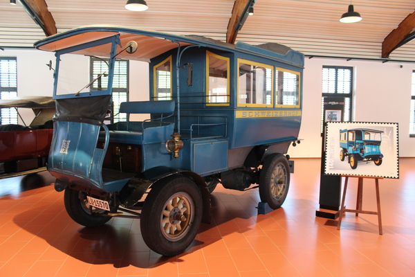 Bild: Der Tribelhorn und "seine" Briefmarke - Lancierung der vier Schweizer Briefmarken im Emil Frey Classic Center