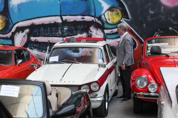 Der Triumph Vitesse wird genau inspiziert - Versteigerung der Oldtimer Galerie in Toffen am 26. März 2022