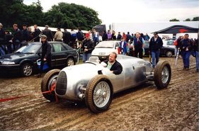 Der Typ C aus dem Deutschen Museum wird nach einem langanhaltenden Regen auf das Gelände des Festival of Speed in Goodwood geschleppt