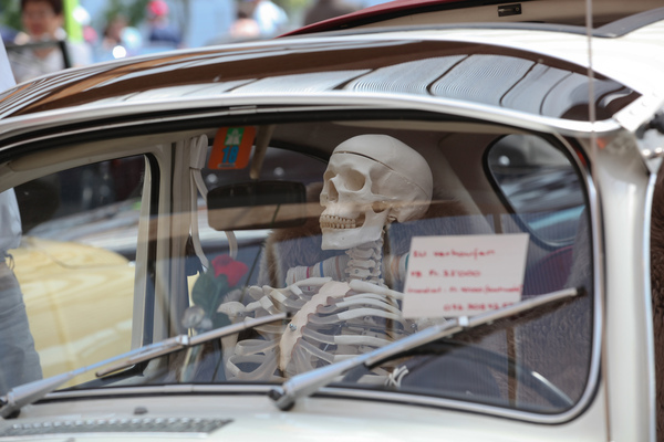 Der VW Käfer war für gutes Geld zu verkaufen - gehörte das Gerippe dazu? - 3. Youngtimer- und Classictreffen Pratteln am 15. Juli 2018