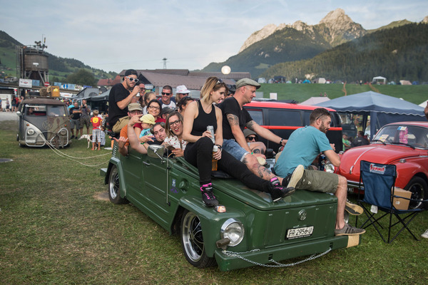 Der VW Kübelwagen wird hart in die Federung gedrückt - für 17 Personen war er wohl auch nicht vorgesehen - Treffen der luftgekühlten Volkswagen in Château-d'Oex 2017