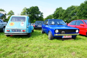 Der VW Polo, der heuer 50-jähriges Jubiläum feiert, ist ein echter Kraftzwerg, sodass er Porsche-Felgen benötigt. Die Citroën Dyane 6 daneben allerdings ist so stark, dass sie auf Atomkraft verzichten kann. – Bockhorner Oldtimermarkt 2025