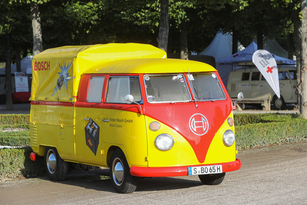 Der VW Transporter wirbt für die Robert Bosch AG - 21. Classic-Gala Schwetzingen 2025