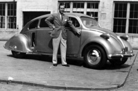 Der Vater von Tom Tjaarda - John Tjaarda mit dem fahrbereiten Briggs-Prototypen seines Sterkenburg mit Aluminium-V8-Motor im Heck Der Vater von Tom Tjaarda - John Tjaarda mit dem fahrbereiten Briggs-Prototypen seines Sterkenburg mit Aluminium-V8-Motor im Heck