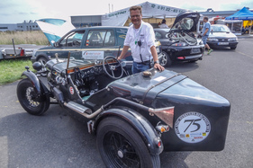 Der Veranstalter Heinz Jordan mit seinem Austin Seven - Historisches Flugplatzrennen Kassel Calden Der Veranstalter Heinz Jordan mit seinem Austin Seven - Historisches Flugplatzrennen Kassel Calden