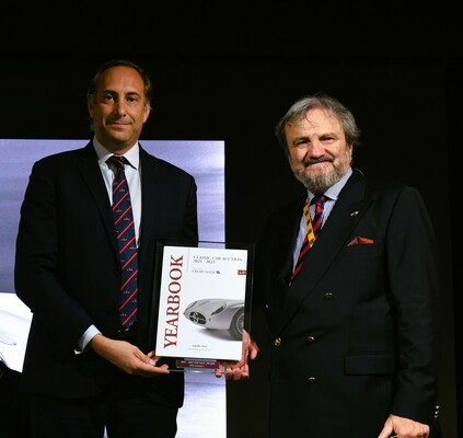 Bild Der Verfasser Adolfo Orsi (rechts) bei der Buchvorstellung "Classic Car Auction Yearbook 2021/2022"