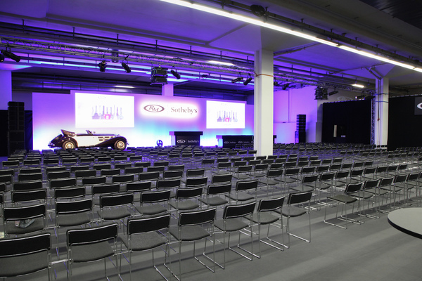 Bild: Der Versteigerungs-"Saal" ist bereit für die Auktion - RM/Sotheby's Essen Versteigerung 2019