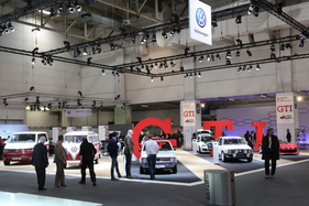 Der Volkswagen-Stand unter dem Motto "40 Jahre Golf GTI" - gesehen an der Techno Classica 2016