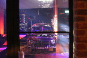 Der Volvo PV444 von 1952 im Eventraum der Autohalle Andelfingen Der Volvo PV444 von 1952 im Eventraum der Autohalle Andelfingen